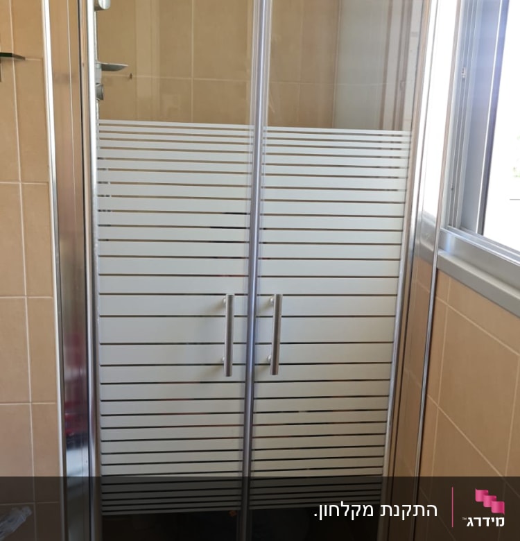 מקלחון זכוכית עם דלתות ומקלחת גשם